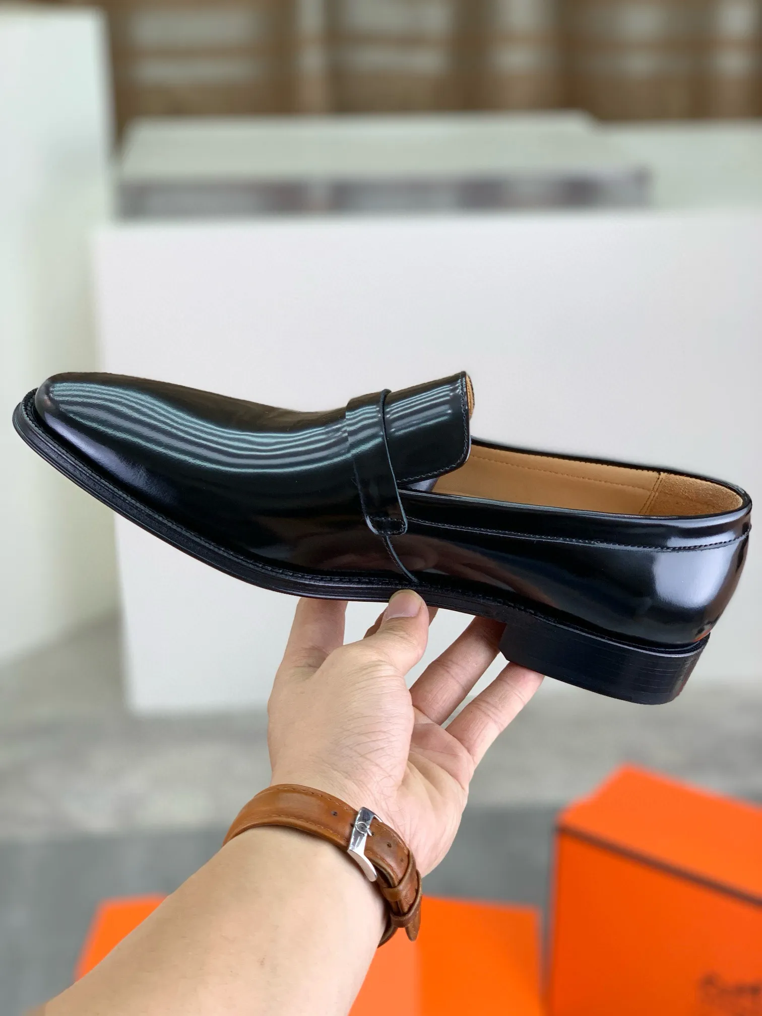 Factory price P960 💰Top version 💎💎💎 Original leather outsole Brand: Hermès (Hermès) Standard code: Men's size 39-44 (38, 45 can be customized) Grade: Same as the official website Original quality materials: Original soft calfskin Water-dyed cowhide lining Original Italian leather outsole Style categories: Men's fashion Formal casual leather shoes Slip-on men's shoes series Young fashion European and American trends, British style, colors: multiple options, counter packaging